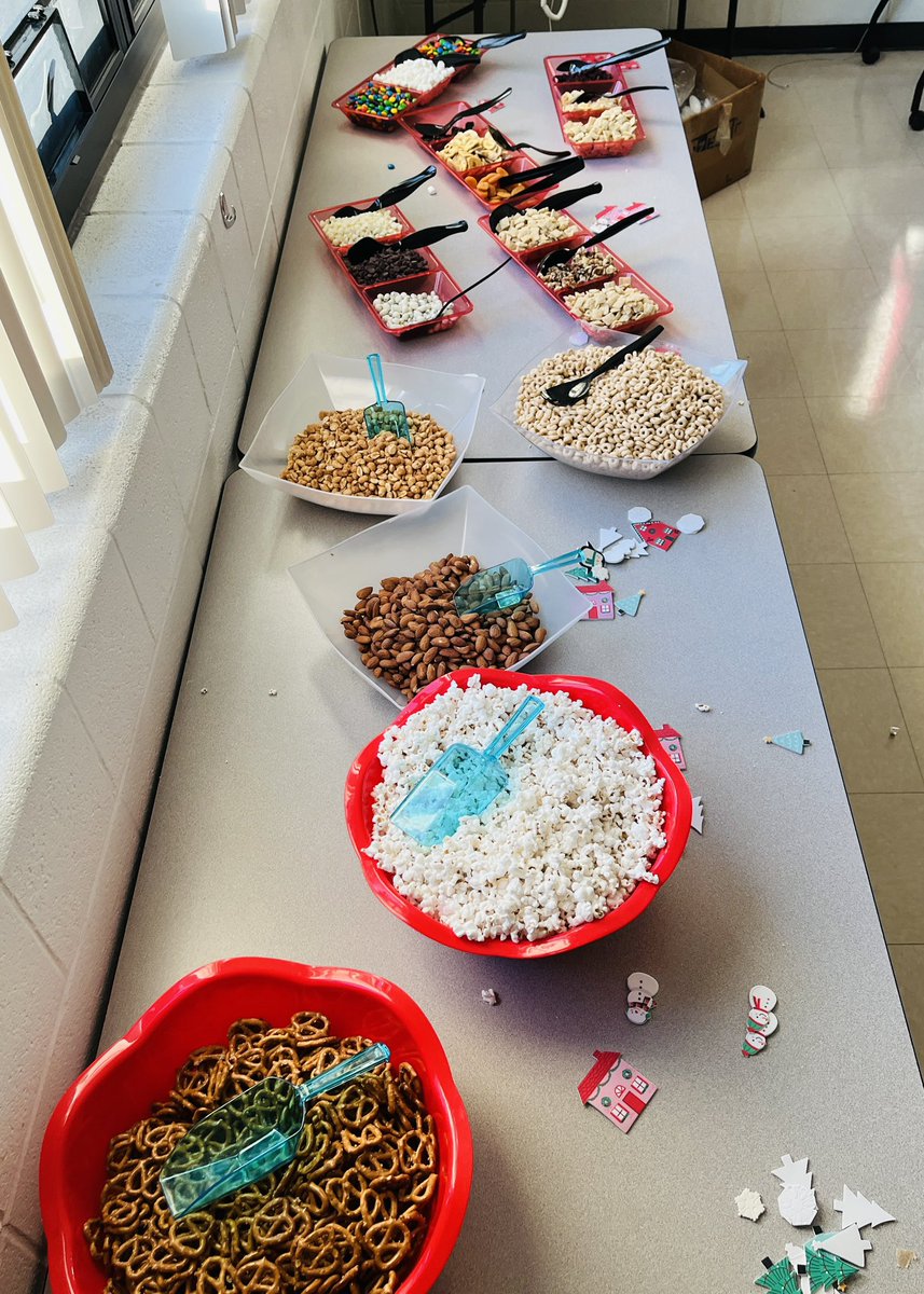 Shout out to <a href="/MrsHalperEDU/">Dana Halper</a> and <a href="/ProrokLeads/">Daniel Prorok</a> for the reindeer munch! #OSD135