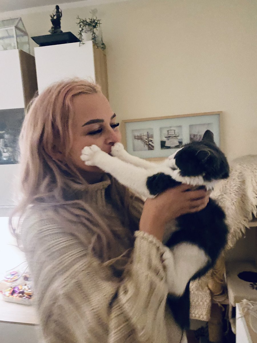 trinzu's tweet image. Hu-mom, stooooopooo kissing me!!!! 😹