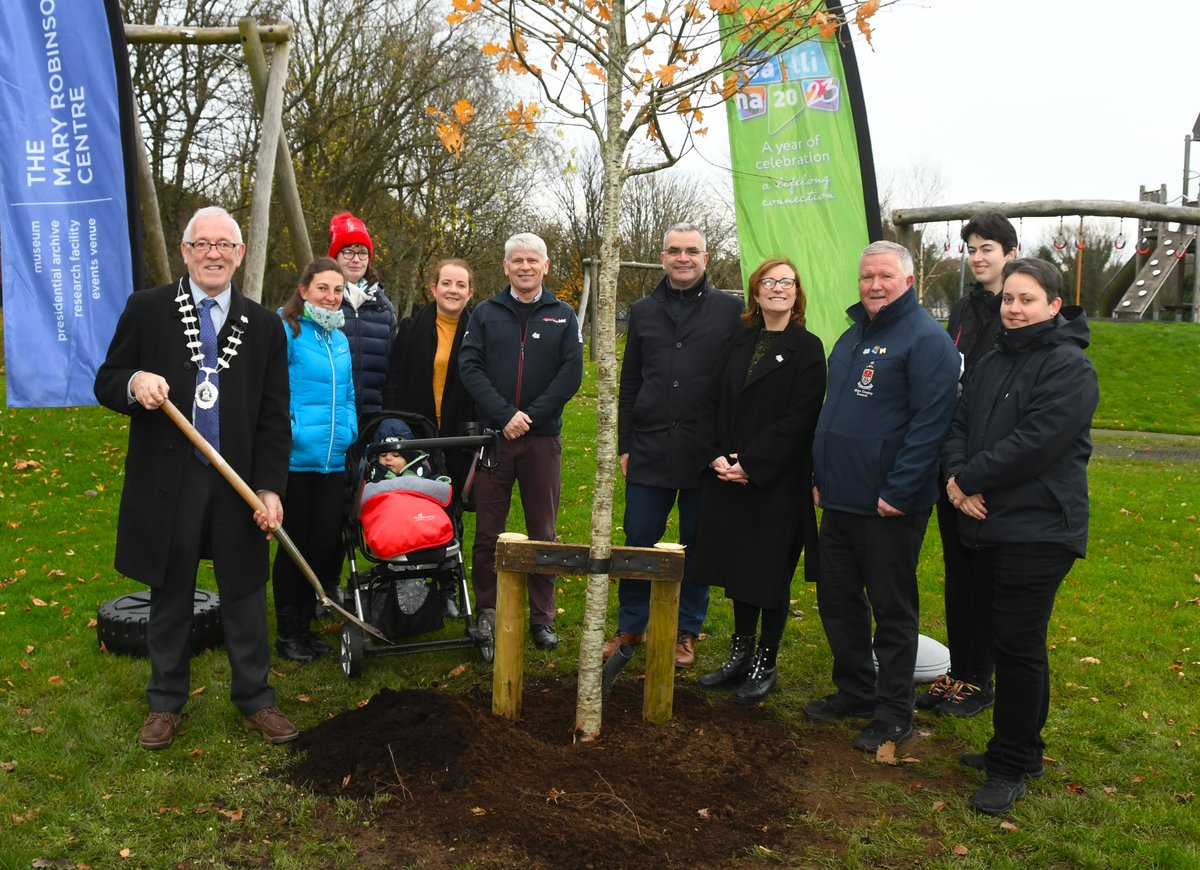 During Ballina's Climate Action Weekend, an oak tree was planted in Tom Ruane Park, dedicated to children born in 2023 for the town's 300th anniversary. Parents can add their child's name to the tree's dedication at maryrobinsoncentre.ie/plant-a-tree-2…. 

Photo: John O'Grady.