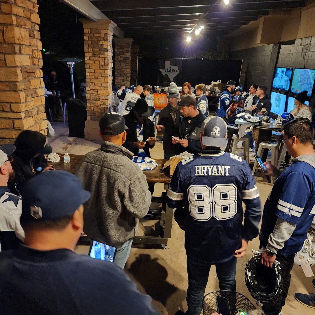 steadyfreddyETH's tweet image. From a parking lot vision to prime time success. 💚

@DezBryant has been building in a 🐻
-@personalcorner 
-@HPointSports 

x.com/LGroupPR/statu…

#BIGDallasTailgate #BDT #FABA