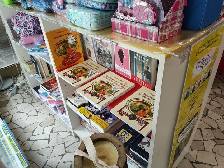 Il 24 dicembre 2023 la Libreria Librarsi di Bolzano cesserà l'attività.

Fino ad allora i nostri libri sono in sconto dal 30 al 50% sul prezzo di copertina.

Grazie ed auguri alla titolare e a voi tutti 🙏🥳

#libribilingui #testoafronte #libriperbambini #ilpiccoloprincipe