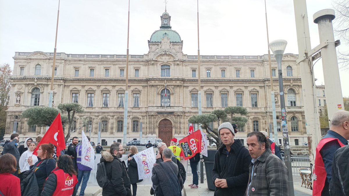 Aujourd'hui nous étions 500 à défiler en manifestation régionale à #Marseille. Pour défendre la voie professionnelle et protéger la jeunesse. #retrait #reforme.