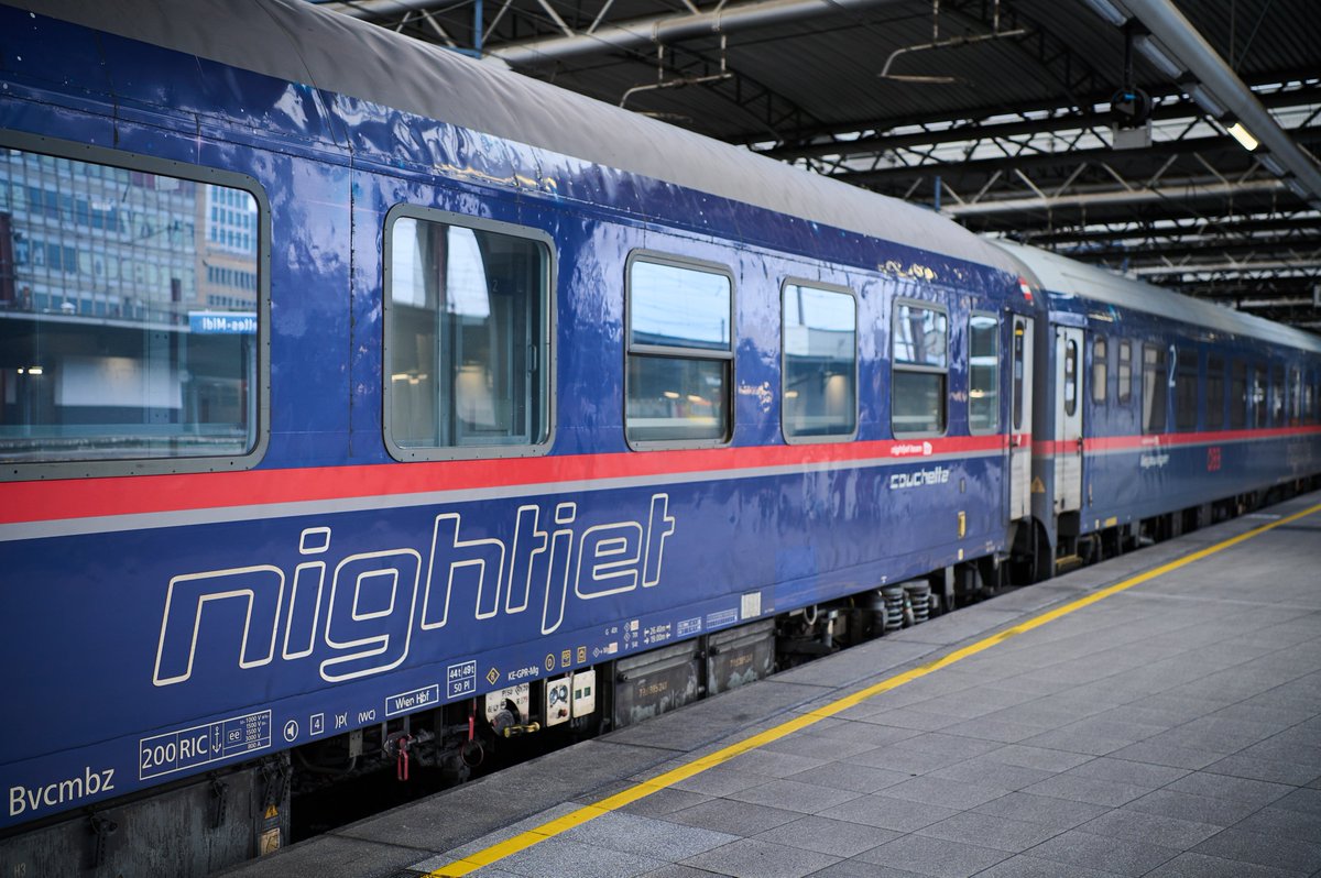 SNCB (@sncb) on Twitter photo 🚆💤Ce matin nous avons accueilli le premier #NightjetNewGen de Berlin à BXL-Midi ! Une nouvelle offre de trains de nuit entre villes européennes.
Nous collaborons avec <a href="/unsereOEBB/">ÖBB</a>, <a href="/DB_Bahn/">Deutsche Bahn Personenverkehr</a> et <a href="/SNCFConnect/">SNCF Connect</a> pour cette nouvelle relation de nuit attractive et durable.🌍
#SNCB 🚆💤Ce matin nous avons accueilli le premier #NightjetNewGen de Berlin à BXL-Midi ! Une nouvelle offre de trains de nuit entre villes européennes.
Nous collaborons avec <a href="/unsereOEBB/">ÖBB</a>, <a href="/DB_Bahn/">Deutsche Bahn Personenverkehr</a> et <a href="/SNCFConnect/">SNCF Connect</a> pour cette nouvelle relation de nuit attractive et durable.🌍
#SNCB