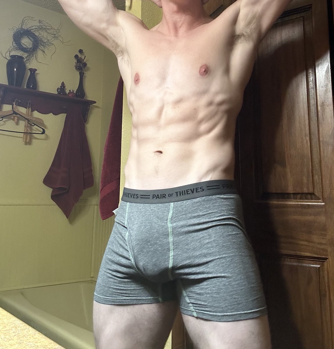 To celebrate the 12 Days of #Bulgemas, I’m giving new subscribers 40% off of my @onlyfans for the next 12 days. 

onlyfans.com/godofbulges