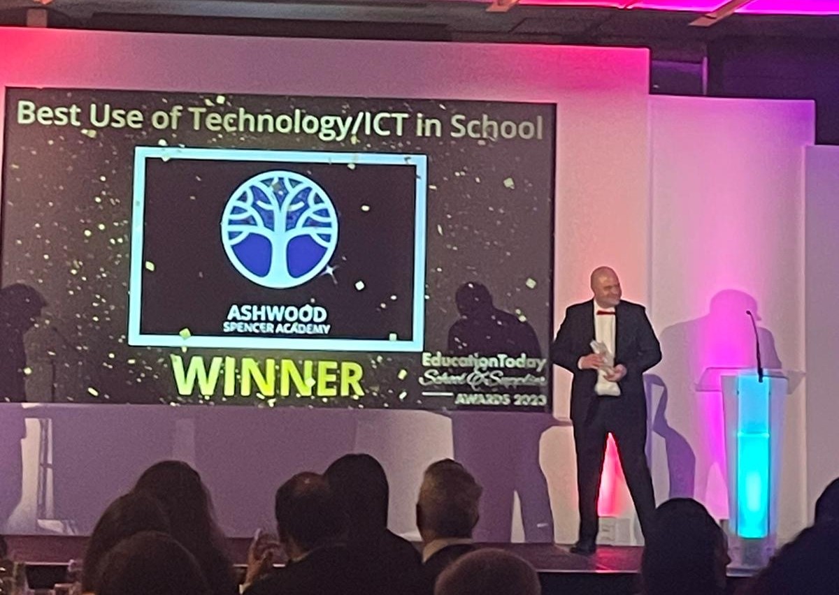 RM’s Daniel Mee was delighted to present the Best Use of ICT award to @ashwood_spencer and Creative School of the Year to @AscentCollege_ at the @EdTodayMag Awards 2023 last Friday. 👏Congratulations to them and all the winners.