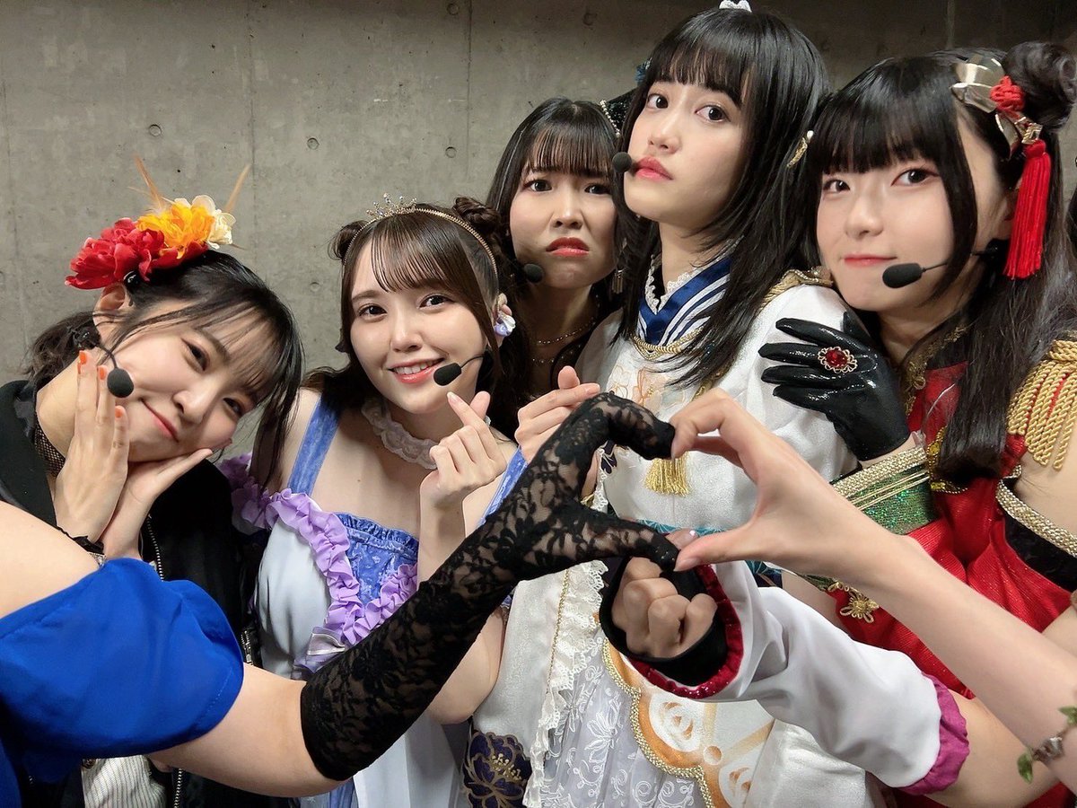 homoto_akina's tweet photo. これ撮ってる時、秀ちゃんがそんな顔してるなんて全然知らなくってあとから見て変な声出た....wwww

#異次元フェス 
#アイラブ歌合戦_Day1 https://t.co/bP7JOnPVFw