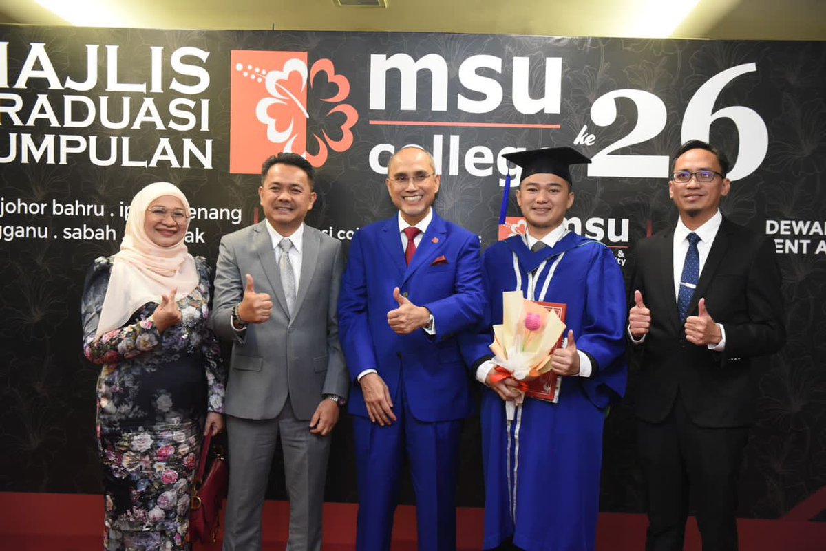 Delighted to congratulate Fadzim Aiman Bin Jailani, recipient of the President Gold Medal award & other recipients of best students of @MSUcollege 26th Convo. This is only the start of a new chapter in your transformational journey. Keep reaching out for the stars. @MSUmalaysia