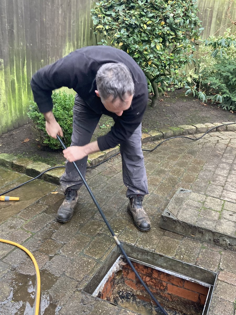 RogerJ_01's tweet image. Next time someone tells you a TV presenter’s life is all bright lights and glamour 😂😂⬇️⬇️⬇️