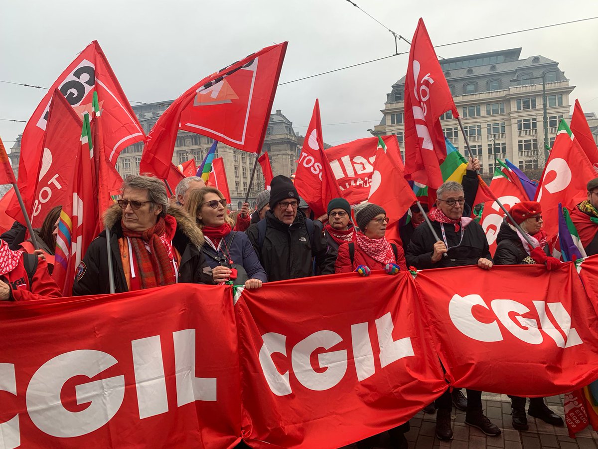 cgilnazionale's tweet image. 🟥#MaurizioLandini in piazza a #Bruxelles: "Una giornata importante nella quale tutti i lavoratori europei tornano a prendere la parola e chiedono che l'#Europa diventi un'Europa sociale, dei lavoratori e non della finanza"

#TogetherAgainstAusterity