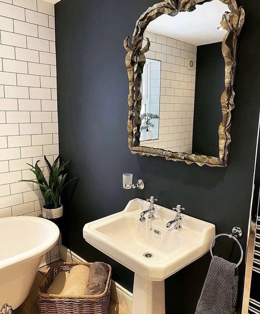 Another fabulous project by @coachhousehome featuring our Fitzroy Basin and Pedestal! 🏠 @coachhousehome #bayswater #bathroominspo #mirror #beautifulbathrooms #beautifulhomes #cottagehomes #traditional #goodliving #bathrooms #homedecor #vintagenewyork