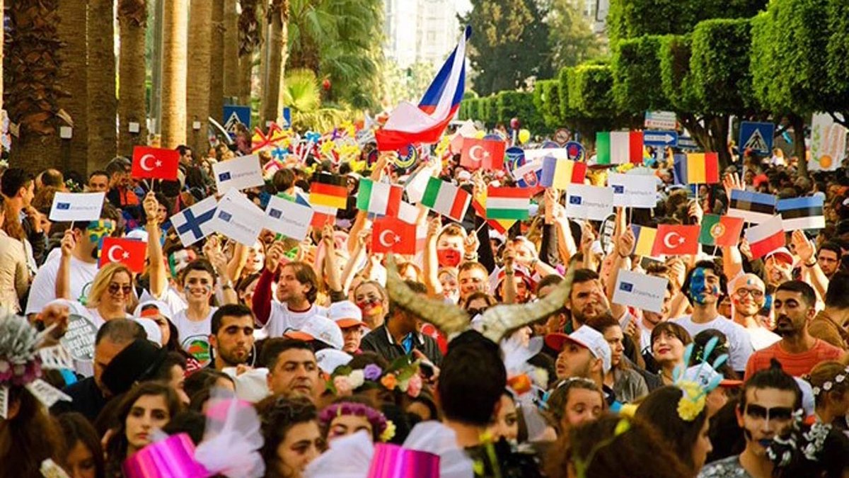 🍊 Türkiye’nin ilk ve tek sokak karnavalı olarak yurtiçinden ve yurtdışından yüz binlerce kişiyi Adana sokaklarında buluşturan “Nisan’da Adana’da-Uluslararası Portakal Çiçeği Karnavalı bu sene 13-21 Nisan 2024 tarihleri arasında düzenlenecek!

Uluslararası Portakal Çiçeği