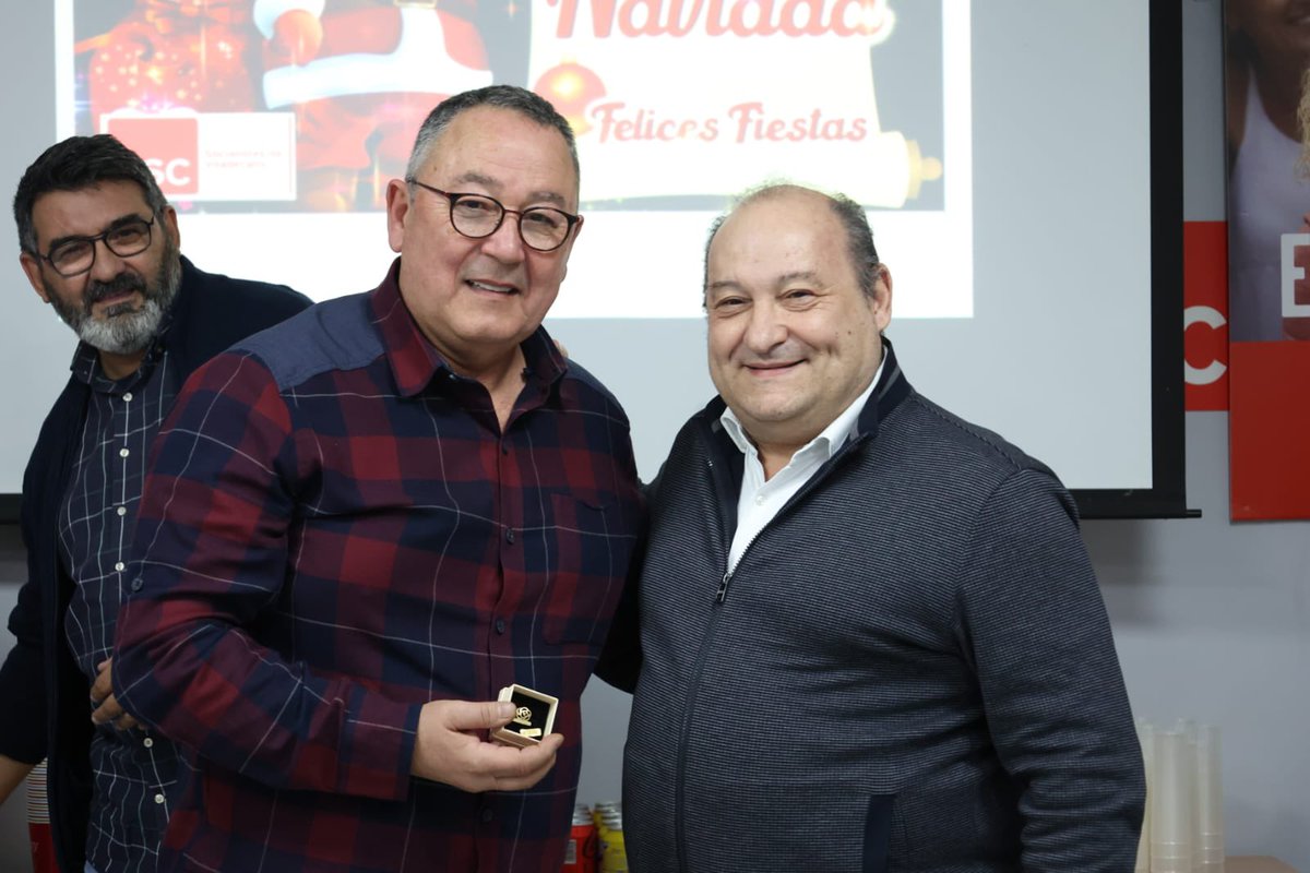 Así, en família,  el PSC #Viladecans os deseamos unas muy felices fiestas ❤️🎄

Un abrazo muy especial a los militantes que ayer recibieron un reconocimiento por su trayectoria socialista: Maria José Cano, Rafa Cabanillas  y José María Priego. 

¡Gracias por todo compañer@s! 🥰