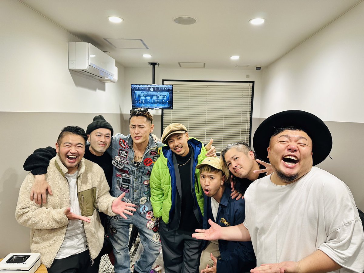 楽屋で過ごす時間、いつも同じステージに立つ演者と共にする。いつもと変わらないコイツらしさ、彼らしさ、アイツらしさが溢れ出した空気の中で、それぞれのライブも見守る。常にHIPPYは全力を注ぎ、TEEはいつも旅に出ようと誘ってくる。シクラメンは遠く遠くから自分達で運転して来る。泣いても笑顔⭕