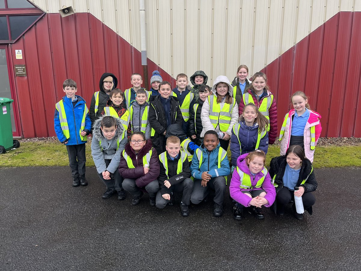 5EH have had a great morning at @CreweHC, learning about the history of Crewe Works. We have coded our own trains, built our circuits, looked at maps from 200 years ago and handled parts of the old railway lines.