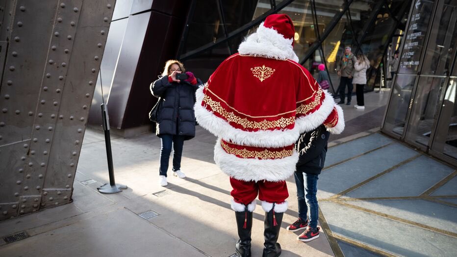 info_Paris_IDF's tweet photo. 🎄 FLASH - #Paris : Des chalets, des sapins illuminés et des ateliers décorations seront proposés aux visiteurs dès ce jeudi au premier niveau de la tour #Eiffel. 

👉 Le Père #Noël sera lui aussi présent ce week-end, puis tous les jours jusqu’au réveillon. (Lp) #DameDeFer https://t.co/tjafezG9Ll