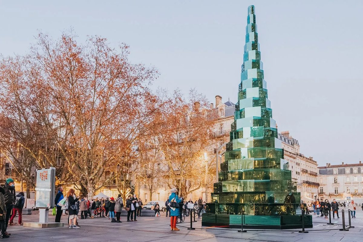 The show-stopping Bordeaux Christmas tree is back 🎄 This 11-metre-high glass and steel tree with emerald colours and mirror effects, created by designer Arnaud Lapierre, stands in front of the cathedral on Place Pey-Berland.

#VisitBordeaux