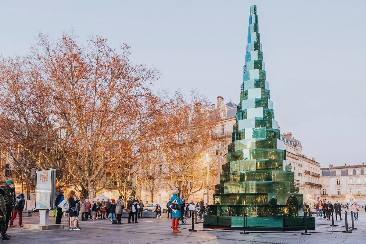 The show-stopping Bordeaux Christmas tree is back 🎄 This 11-metre-high glass and steel tree with emerald colours and mirror effects, created by designer Arnaud Lapierre, stands in front of the cathedral on Place Pey-Berland. #VisitBordeaux