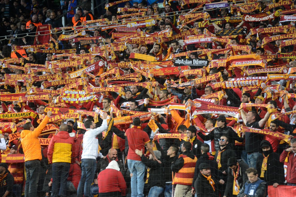 GalatasaraySK's tweet photo. Büyük Galatasaray Taraftarı!

Kulübümüz, Şampiyonlar Ligi’nde Old Trafford'ta Manchester United ile oynadığımız deplasman karşılaşmasında yaşanan tribün olayları gerekçe gösterilerek UEFA tarafından “Deplasman tribününe 1 maç seyirci götürememe” cezasıyla karşı karşıya kalmış; itirazımız sonrası bu ceza 2 yıl süreyle askıya alınmıştı.

Bugün Kopenhag deplasmanında siz Büyük Galatasaray Taraftarına düşen; maç öncesinde, maç sırasında ve maç sonrasında cezai sınırlara girecek olaylardan uzak durarak takımımızı 90 dakika boyunca desteklemektir. 

Aksi yöndeki davranışlar, bir sonraki UEFA müsabakasında taraftarımızı tribünden yoksun bırakma tehlikesi taşıyacaktır.

Bu bilinçle, Kopenhag deplasmanında Parken Stadyumu'nda tribünde yerini alacak taraftarlarımızdan, Galatasaray’ın taraftarıyla bir bütün olduğunu hep hatırlayarak, kulübümüzü UEFA ile karşı karşıya getirecek hareketlerden uzak durmalarını önemle rica ediyoruz.