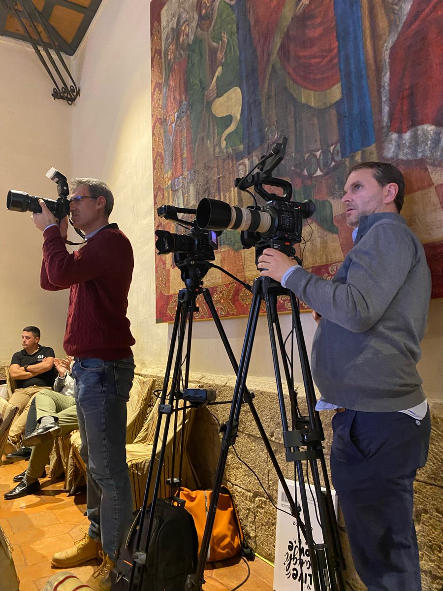 dereojo_O's tweet photo. Ayer nos desplazamos a Benavente para dar soporte en la gala de los 16º Premios de Comercio Tradicional de Castilla y León 🏆😁

Una nueva organización 360º de #DeReojoProducciones👌: preparación de vídeos, diseño e impresión de creatividades y cobertura insitu del evento 🎥🤩📸 https://t.co/dP3K9FLINn