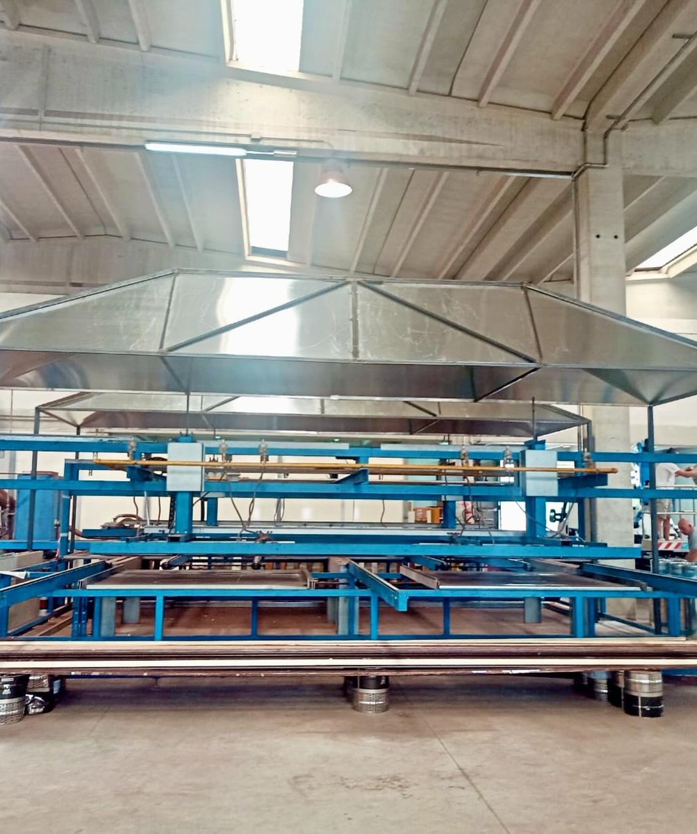 Progettazione strutturale cappe industriali e collaudo. Dimensionamento impianto areaulico con estrattori centrifughi e torrini in quota.