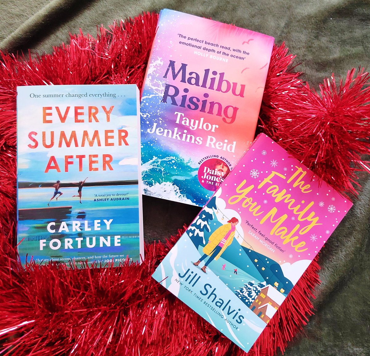 Bookish_Gabby's tweet photo. 🎉 Giveaway! 🎉

To thank for 3K of you following me &amp; because it's festive season I will be giving away a book bundle (Malibu Rising, Every Summer After &amp; The Family You Make) 📖

To enter
🎄Follow me
🎄Like &amp; Repost
🎄Tag a book loving friend

UK only. Open until 4th January. https://t.co/Y8ok4InPZu