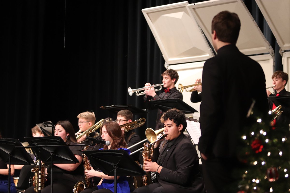 WintersetBands's tweet photo. Congratulations to Jazz One and Jazz Inc. on great performances Saturday at the SCIBA Jazz Festival!  Jazz One placed 4th in 3A and Jazz Inc. placed 2nd in the 3A 2nd band class.  #wintersethuskypride https://t.co/KYEsjcqFEJ