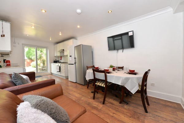 HMOLettingAgent's tweet image. Maximize rental income! 🏠 A spacious kitchen diner can free up the old living room for an extra bedroom. Smart space use for landlords! #PropertyTips #HMOConversion