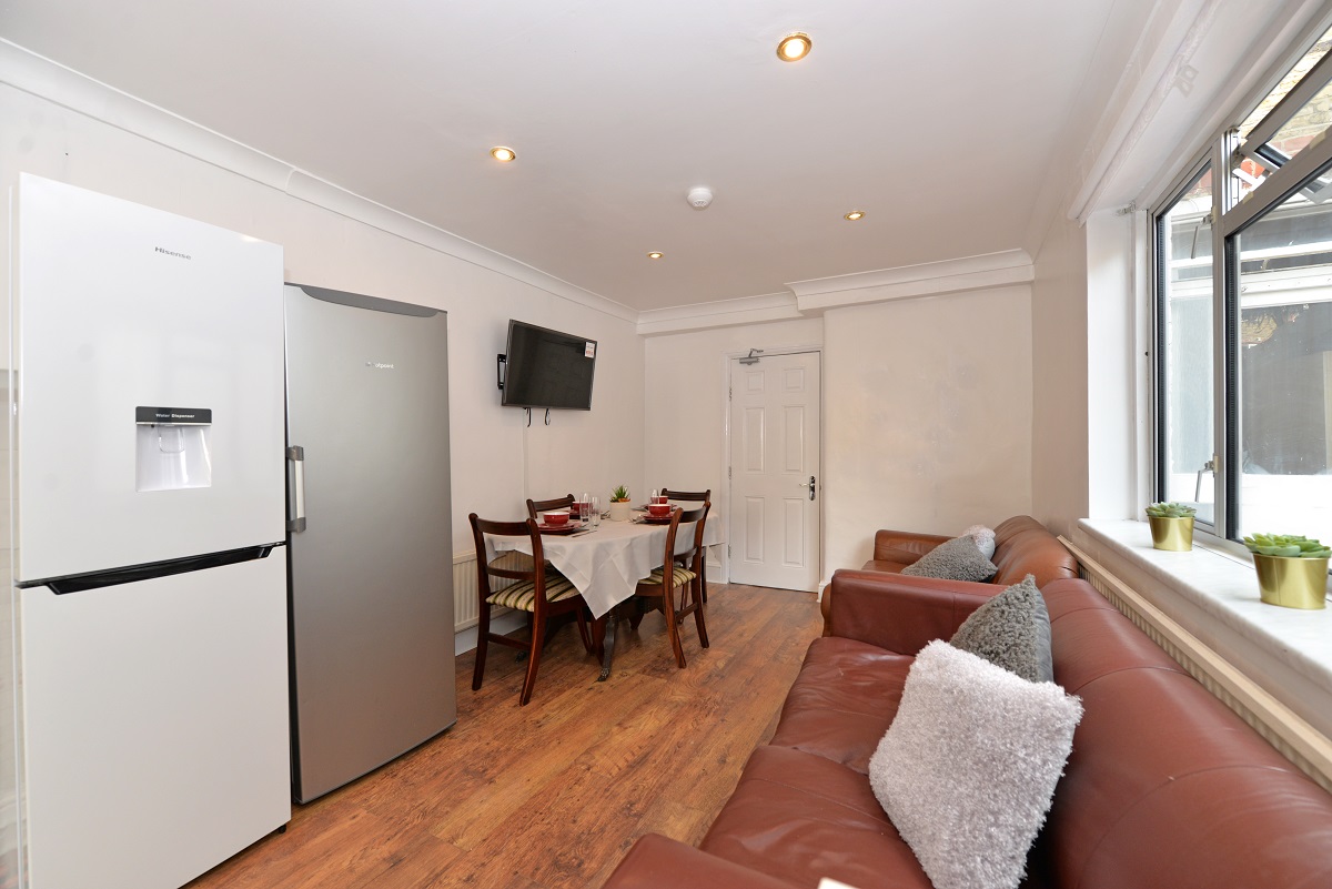 HMOLettingAgent's tweet image. Maximize rental income! 🏠 A spacious kitchen diner can free up the old living room for an extra bedroom. Smart space use for landlords! #PropertyTips #HMOConversion