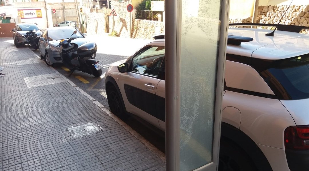 Un cotxe aparcat ocupa el mateix q 6 bicicletes. I a sobre el deixes a la parada del bus... xq no hi ha lloc... Menys cotxes, més lloc per a tothom <a href="/ajuntpalma/">Ajuntament de Palma</a> <a href="/ToniDeudero/">AntonioDeuderoMayans🇪🇸</a> <a href="/diariomallorca/">Diario de Mallorca</a> <a href="/UHmallorca/">Ultima Hora Mallorca</a> <a href="/arabalears/">Diari ARA Balears</a> <a href="/CronicaBalear_/">Crónica Balear</a> <a href="/PatinetesR/">Patinetes y bicis a Raya</a>