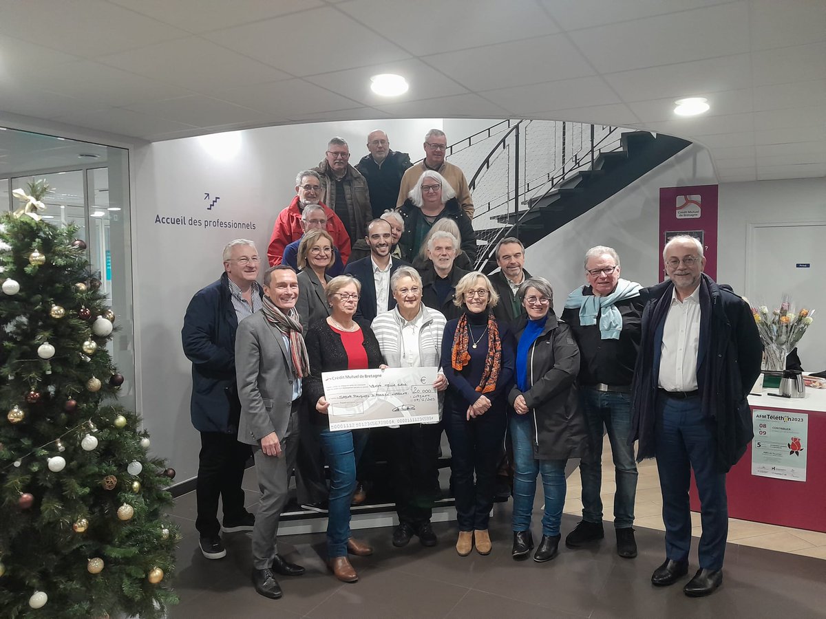 Ravis et fiers d'avoir participé, dans le cadre du dispositif des Solidarités du CMB, à la remise d'un chèque de 20 000 euros à l'association Saint Vincent de Paul qui contribue chaque jour à lutter contre la précarité. 
<a href="/laurentbatais/">Batais</a> <a href="/CcmLorient/">CMB Lorient La Base</a> <a href="/CMBretagne/">CMBretagne</a> <a href="/cmarkea/">Crédit Mutuel Arkéa</a>