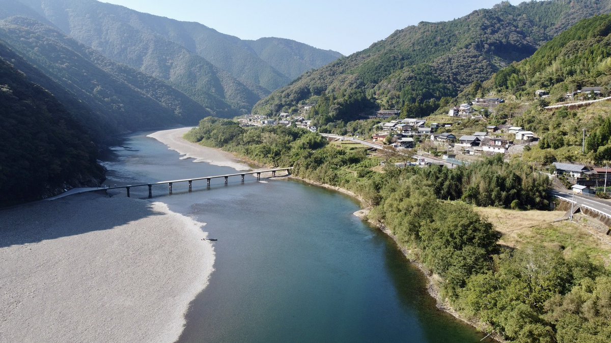 Departures_web's tweet photo. 今回も少しずつ掲載予定と溢れネタを紹介。
川の増水時に沈む設計がされている沈下橋、欄干がなく初めて渡る時はちょい恐怖もw
CMにも使われる有名な橋も有るので、四万十川を訪れた際は清流共に楽しめるスポットです。

#写真
#C103
#高知
#旅行
#岩間沈下橋
#佐田沈下橋
#四万十川 https://t.co/BDTkzkxIeA