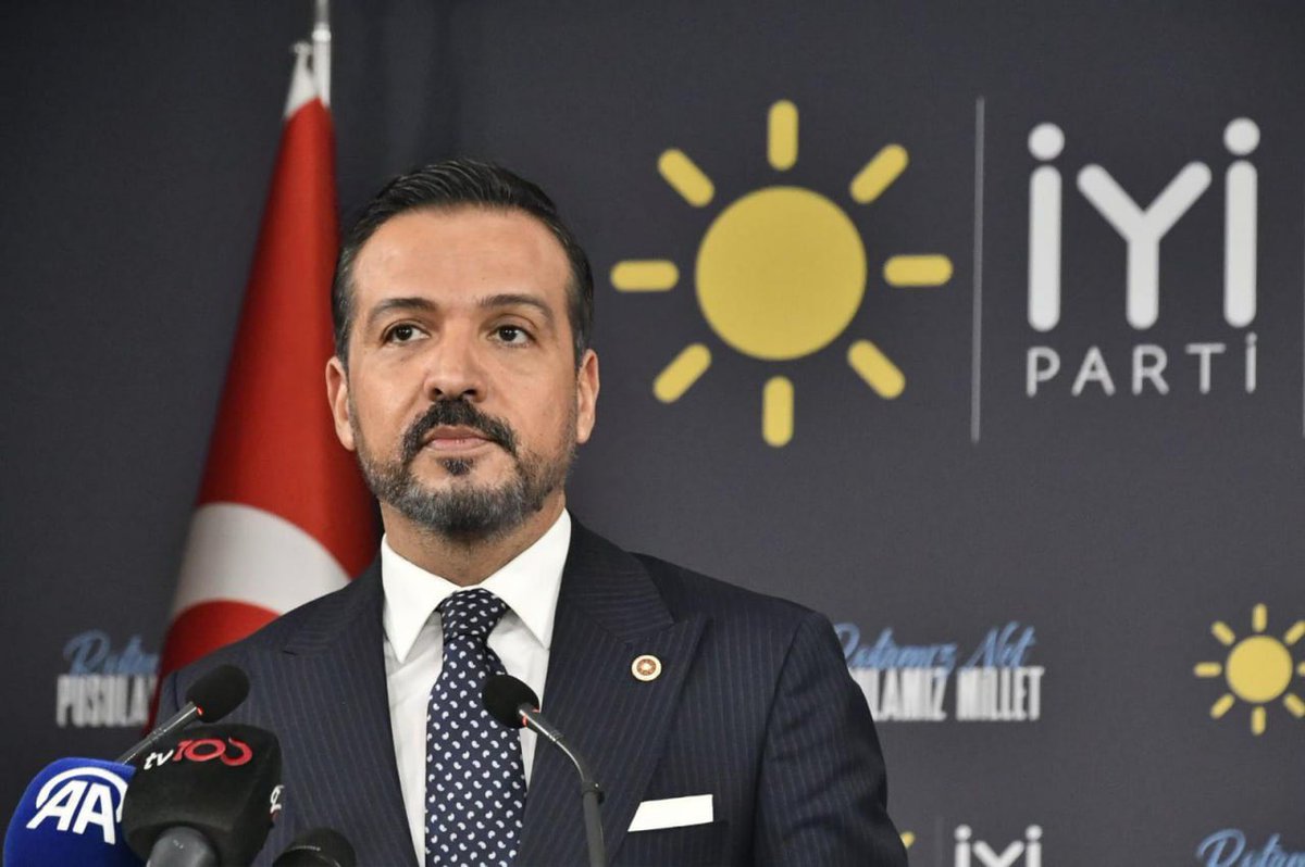 İYİ Parti Sözcüsü Kürşad Zorlu, İstanbul Mv. Ensarioğlu’nun Şeyh Said’i öven açıklamaları sonrası disipline sevk edildiğini açıkladı:

Milli Mücadelenin ruhuna ve Türkiye Cumhuriyetinin kurucu iradesinin ortaya koyduğu tarihi ve milli gerçeklere aykırı paylaşımını reddediyoruz.