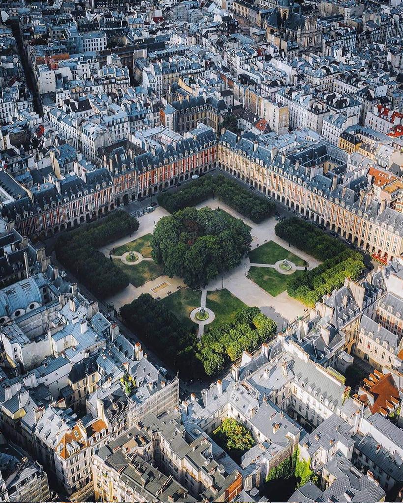 La plus belle place royale de #Paris, inaugurée en 1612, renommée place des Vosges plus tard, comme on ne la voit jamais : d'en-haut. Exceptionnel ! (c)sebastianmzh #photo #patrimoine #Paris #tourisme 
paris-visites-guidees.com