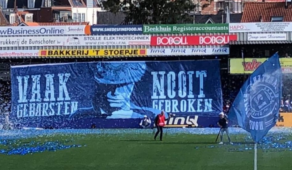 12emansvs's tweet image. Een kolkende Havenside, een buugende Reneside, een schreeuwende hoofdtribune, en 221 gillende jeugdspelers, die er onder toeziend oog van 140 Blue Legends een heksenketel van maken.

WE ZiJN WEER TERUG WAAR WE HOREN!!

Kom zaterdag massaal naar de kraker tegen de Treffers. 💙💙🙆‍♂️