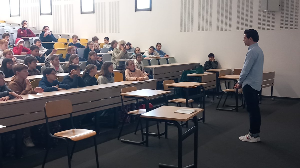 Lycée Frédéric Ozanam 35 (@ozanam35) on Twitter photo Pour faire suite au spectacle de Jacques Offenbach, les 6ème du Collège L. DOLIVET ont rencontrés le chanteur lyrique <a href="/kaeligboche/">Kaëlig Boché</a>. Ce fut l'occasion pour lui de présenter son métier et de proposer un intermède musical.
Un bel échange autour de la musique ! Pour faire suite au spectacle de Jacques Offenbach, les 6ème du Collège L. DOLIVET ont rencontrés le chanteur lyrique <a href="/kaeligboche/">Kaëlig Boché</a>. Ce fut l'occasion pour lui de présenter son métier et de proposer un intermède musical.
Un bel échange autour de la musique !