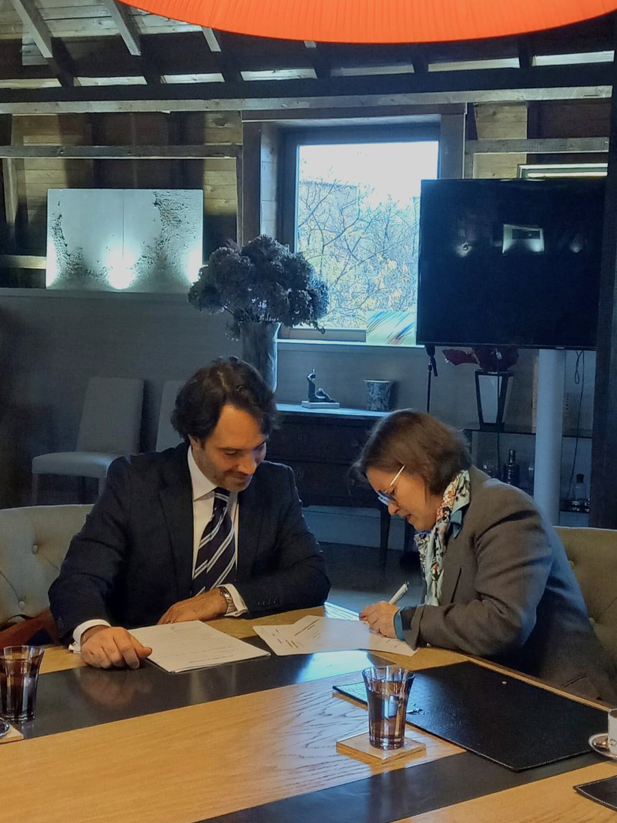 Damos el pistoletazo de salida a la Asociación de Antiguos alumnos con la firma de los estatutos a través de nuestra nueva junta directiva🙌.

Queremos agradecer a todos nuestros alumni por dar forma a esta increíble iniciativa y por vuestra dedicación🌟🎓.

#PONStudents #Alumni