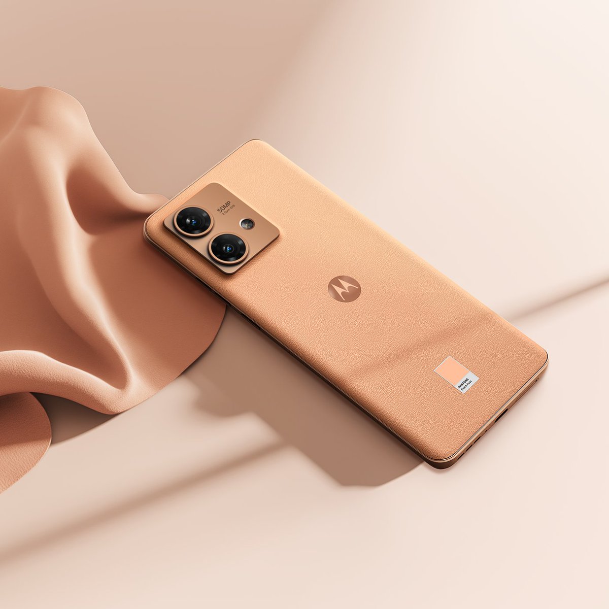 In a world full of @pantone Peach Fuzz, we can’t get our eyes off motorola edge 40 neo. Learn more: bit.ly/46HRye8 #coloroftheyear #peachfuzz #COY24