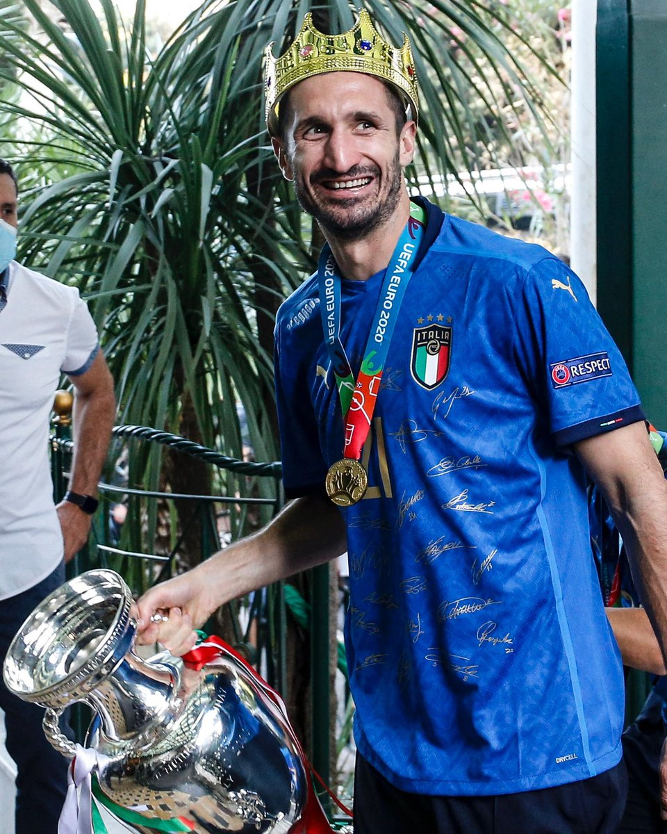 🚨🇮🇹 Italian legend Giorgio Chiellini has decided to retire from professional football with immediate effect. One of the best centre backs of the last decade. Pure leadership, serial winner, top guy. Good luck with your future, @Chiellini 💙👊🏻
