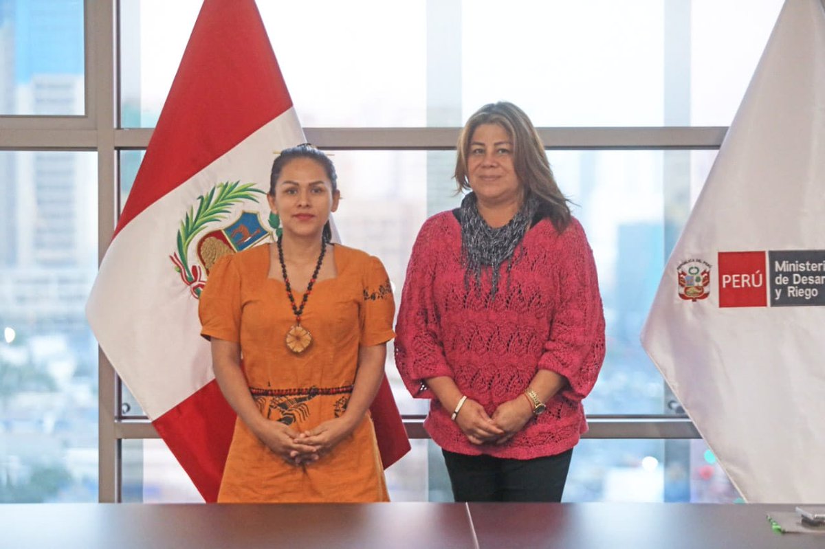 midagriperu's tweet photo. ¡#MIDAGRI continúa fortaleciendo el agro! La ministra Jennifer Contreras se reunió con la congresista de la República, Silvana Robles, para coordinar acciones en beneficio de los agricultores. https://t.co/4SgShWrOuO