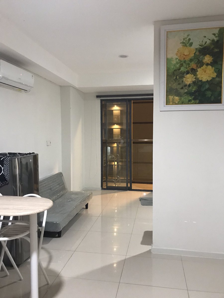 Disewakan 1 Unit Premium Studio luas 38M2 Rp 4.000.000/month include IPL lokasi di Daan Mogot City (Harga termurah)
Fasilitas Kolam renang,Gym,Security 24jam
lokasi strategis. ( dekat terminal Busway Pesakih,stasiun kereta Kalideres, terminal Bis kalideres). Berminat bisa DM saya