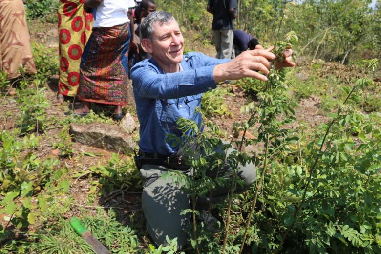 One significant way in which we address poverty and malnutrition is through promoting a method of reforestation called Farmer Managed Natural Regeneration. @FMNRHub bit.ly/47VSi0k 🌏 #COP28 🌎 #ClimateCrisis 🌎 #ClimateChange 📰 #WorldVisionViews ⚠️ #BoldClimateAction