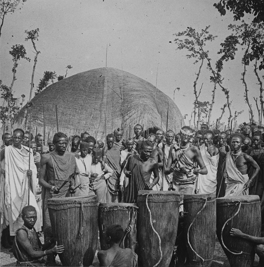 Did you know? A day before being exiled, Umwami Yuhi V Musinga buried Cyilima II Rujugira who had died more than two centuries before.

Read why, and more about Musinga's strategic resistance against colonial rule.

Ps...Fascinating photos as well. 

newtimes.co.rw/article/13027/…