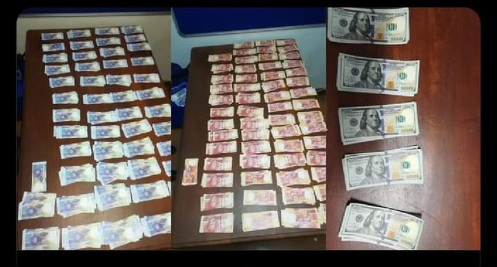 #SapsNC swift response by members of #SAPS upington Border Police & ZF Mgcawu high patrol secured the arrest of Nigerian male &  with his SA girlfriend for illegal possession of counterfeit currency. Counterfeit bank notes amounting to R1 864 200.00 in Rands and $2900.00 in US