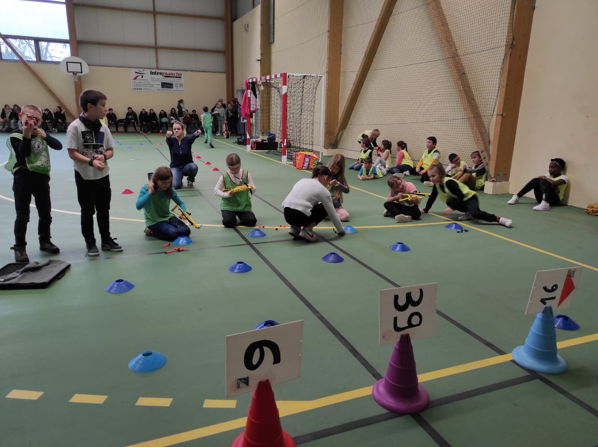 EcoleM_Gerard's tweet image. Rencontre OLAÏC USEP aujourd'hui à l'école organisée par la classe de CM2 après une formation de deux jours conjointement menée auprès de la classe par Pauline de l'USEP 61 et leur enseignante.
Les CE2 et les CM1 ont pu vivre les épreuves  en versions olympique et paralympique🤝