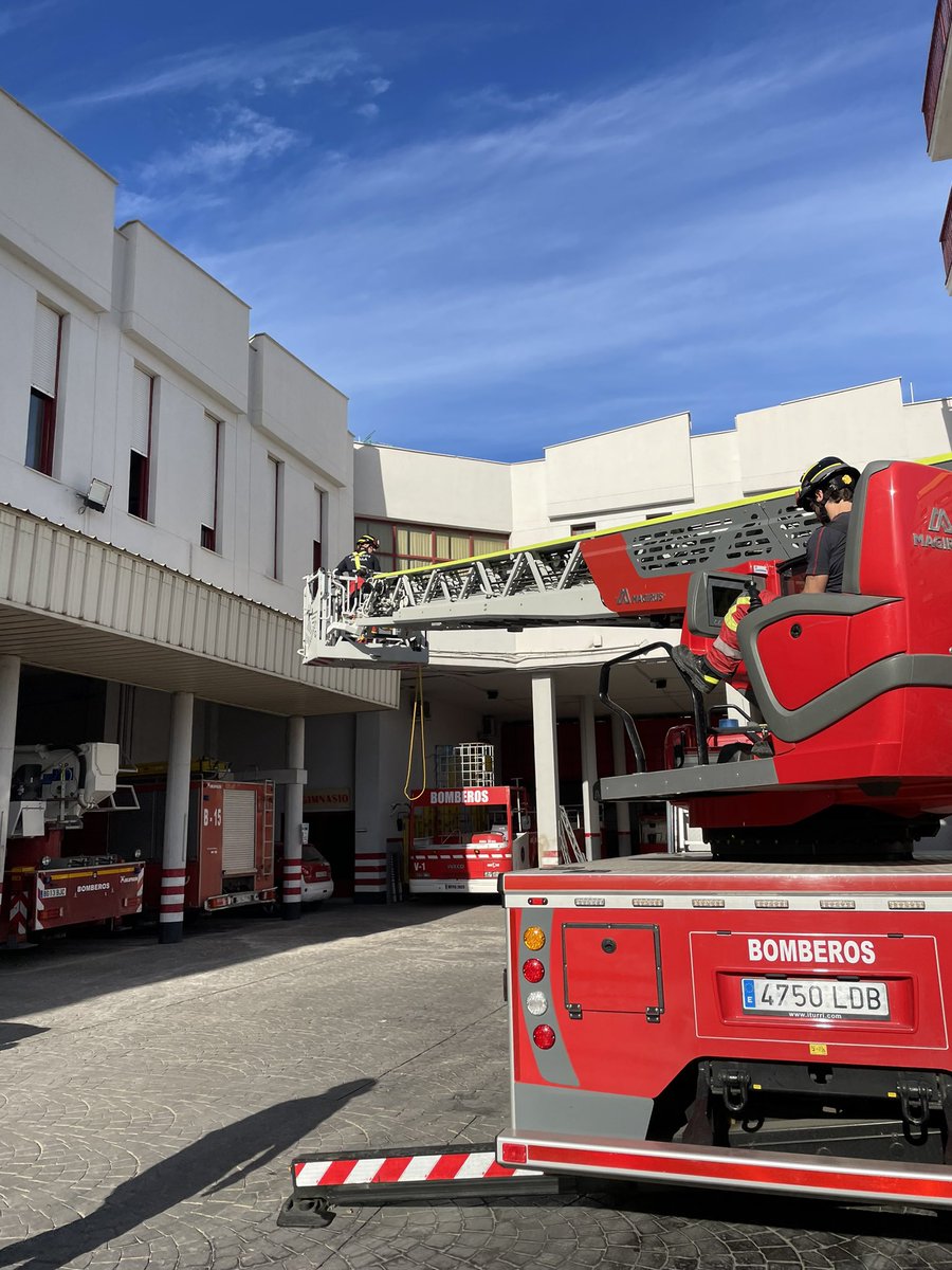 Maniobras 12/12 
Tendidos de agua por vehículo AEA M32L AS 
Probamos tendido de 25 mm desde BUP con 2 reducciones (al revés) 25/45/70 mm. para conectar con columna seca de escalera del AEA y otra vez 2 reducciones 70/45/25 mm para conectar manga de 25 mm en cesta #bomberosmelilla