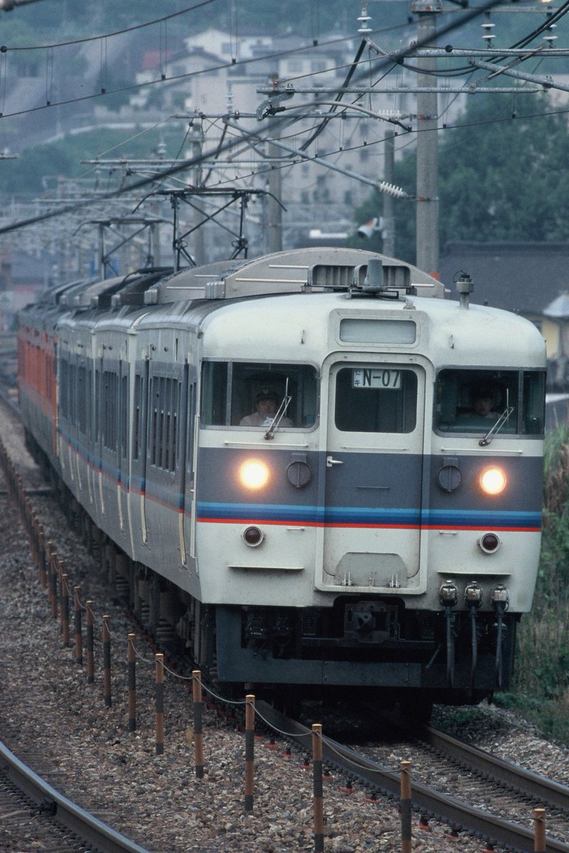 広島快速色の115系。 1993年の新広島空港開業を機に広島地区の快速列車