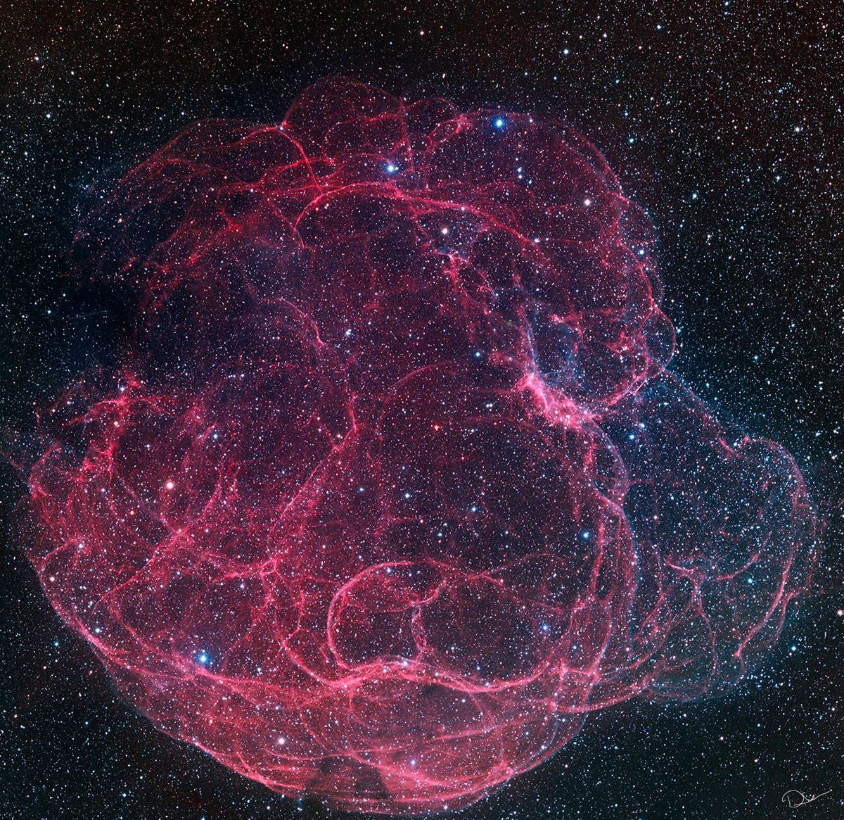Este curioso paisaje es Simeis 147, también llamado, la nebulosa espagueti. Son los restos de una supernova que sucedió hace 40 000 años. Mide unos 150 años-luz y está a 3000 del Sistema Solar, entre las constelaciones de Tauro y Auriga. Crédito: D. Lindemann #FelizMartes