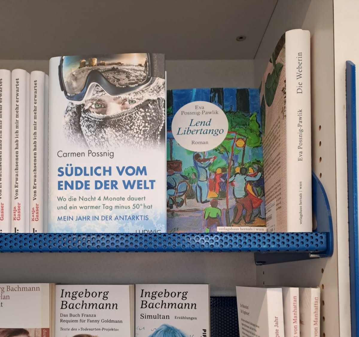 Entdeckt in einer Klagenfurter Buchhandlung - die beiden Romane meiner Mutter neben meinen Erzählungen aus der Antarktis 😍 und noch dazu in Gesellschaft von Ingeborg Bachmann! #ConcordiaStation #Antarktis