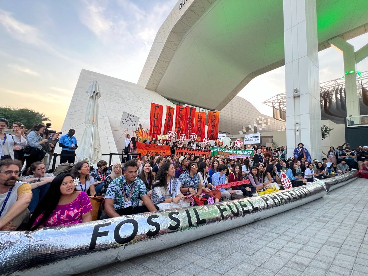 The negotiations at #COP28 are long but our message is short. 📢#EndFossilFuels 📢#HoldTheLine 📢#FastFairForever