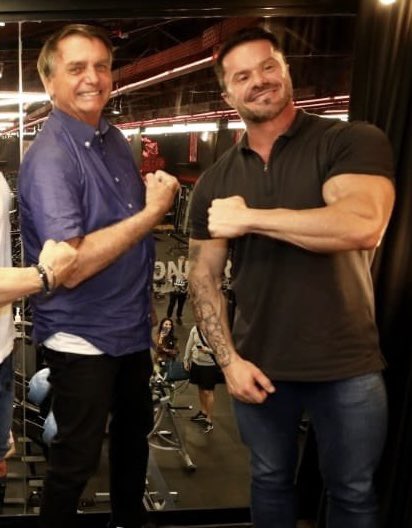LeonelRadde's tweet photo. NUNCA FALHA! 

O fascista, amigão do ex-presidente com físico de atleta, é alvo de operação da Polícia Federal contra o tráfico de drogas. O pseudo influenciador fitness Renato Cariani, foi pego desviando produtos químicos para produção de crack. Segundo o próprio, ele sabe quem é e quais são seus propósitos de vida. Bom, tá aí o resultado! Arrasando na jornada 🥹😏